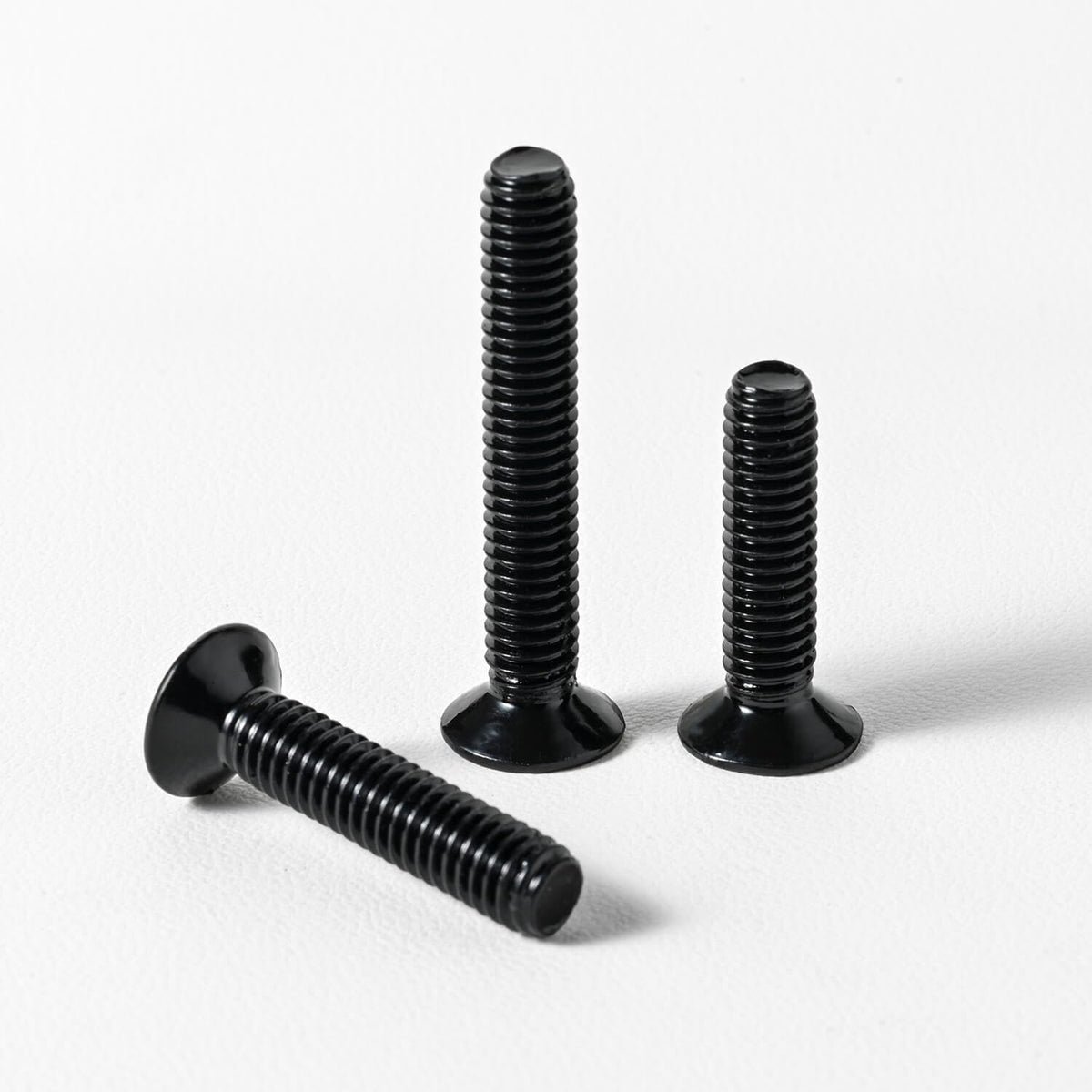 #10-24 x 3/4'' (50Pack) Flat Head Machine Screw, Phillips Drive, Black Oxide 304 Stainless Steel 18-8, Bright Finish, Fully Machine Thread