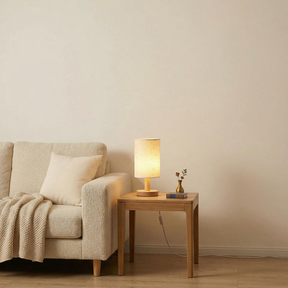 Liten sängbordslampa, USB-driven, Träbas & Tygskärm, Warmskt ljus