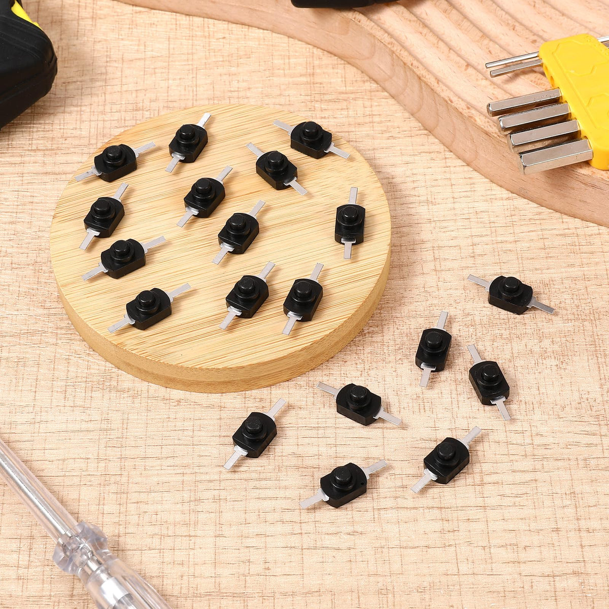 50 PCS 잠금형 푸시버튼 스위치 온/오프 자동 잠금 미니 마이크로 스위치 온/오프 DC 30V 1A 마이크로 푸시버튼 스위치 DIY SMD 플래시라이트 타입 램프 벽면 출구, 검은색 - 1208YD