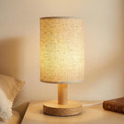 Liten sängbordslampa, USB-driven, Träbas & Tygskärm, Warmskt ljus